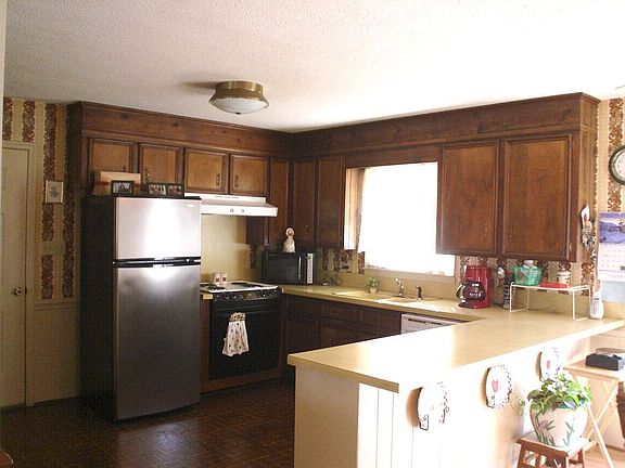 Lovely Kitchen with a Breakfast Bar