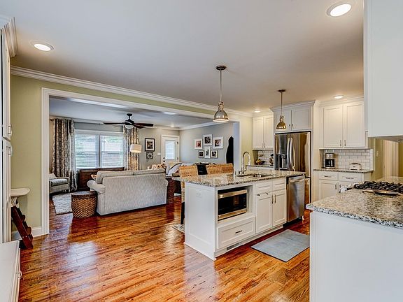 5th image of 823 Cottage Dr
