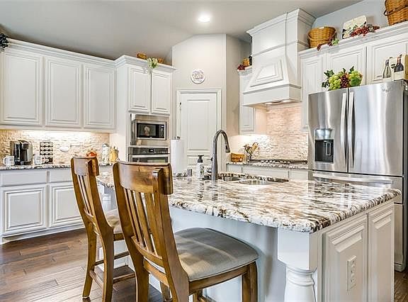 2nd image of 920 Yarwood Way