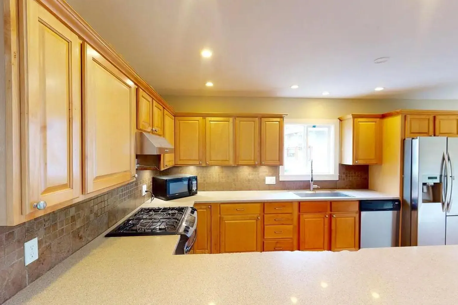 4 bed, 2.0 bath, 2500 sqft, $1,252 — Photo 3