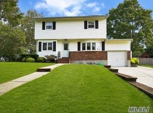 3 East Ln, Smithtown, NY 11787