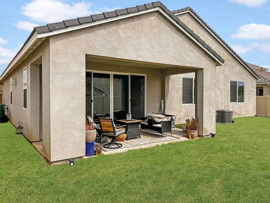 4 bed, 2.5 bath, 2818 sqft, $4,500 — Photo 4