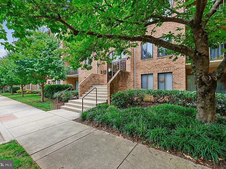 11419 Commonwealth Dr #302 — Photo 24