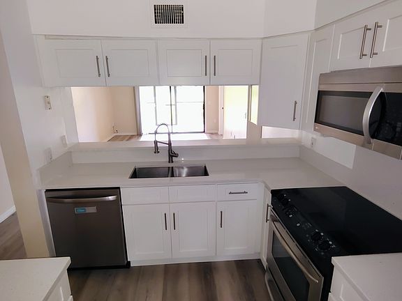 Recently renovated kitchen, newer appliances