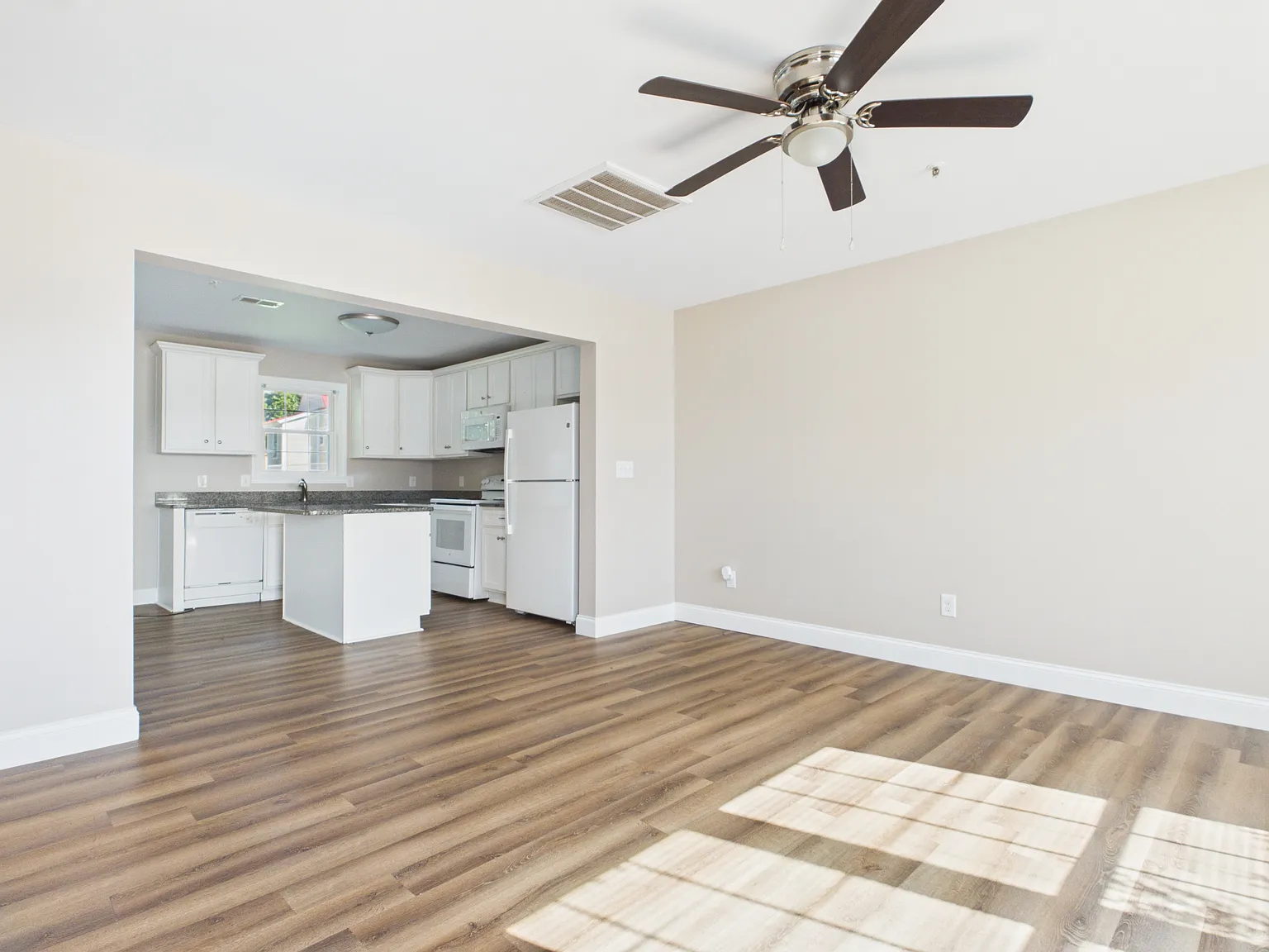 3 bed, 2.5 bath, 1203 sqft, $1,450 — Photo 3