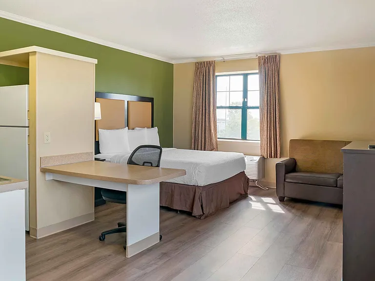 Deluxe Studio - 1 Queen Bed