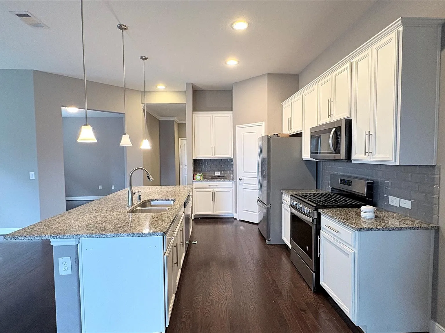 3 bed, 2.0 bath, 1925 sqft, $2,150 — Photo 3