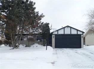 49784 Salisbury Dr, Chesterfield, MI 48047