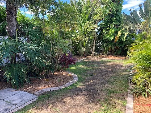 Private Garden Back yard of Unit B