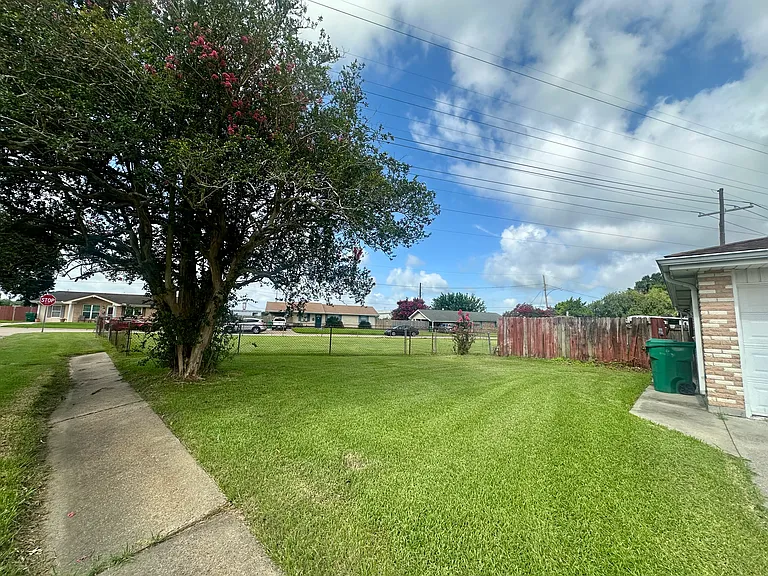 1752 Diane Dr — Photo 16