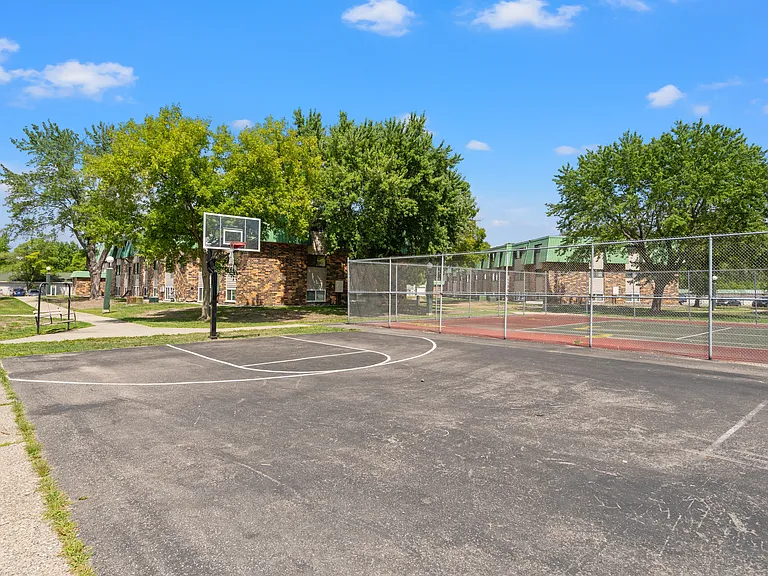 Cedar Square Apartments — Photo 17