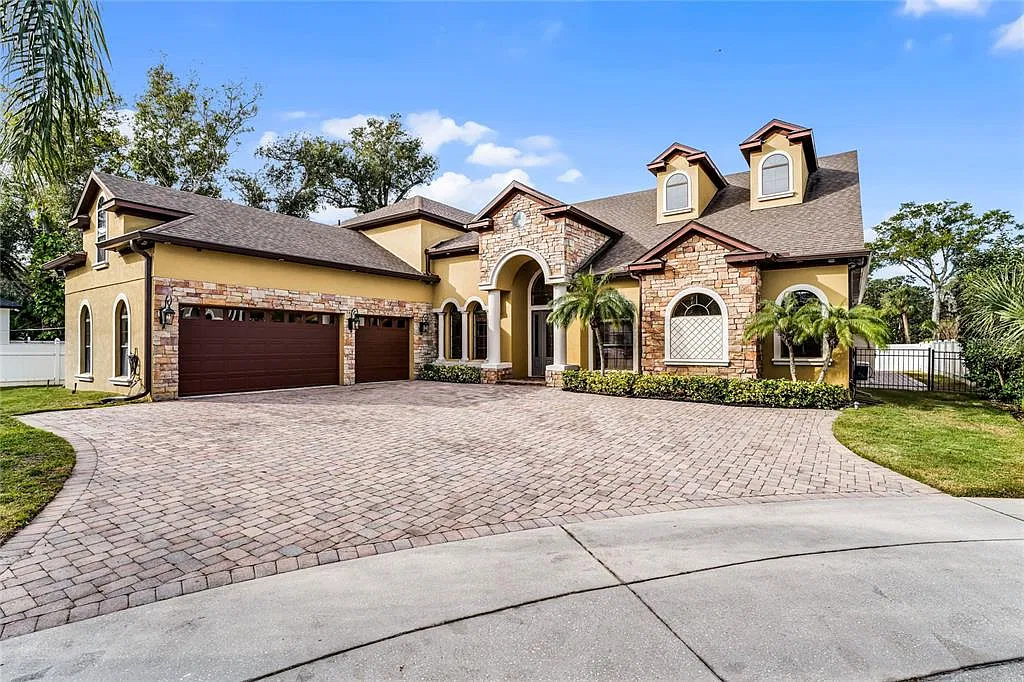 5 bed, 4.5 bath, 5932 sqft, $5,000 — Photo 1