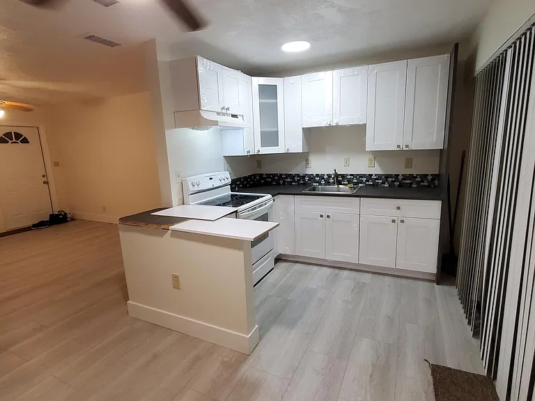 4140 NE 3rd Ave — Photo 4