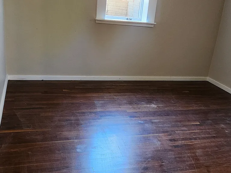 1320 Glenaire Dr — Photo 3