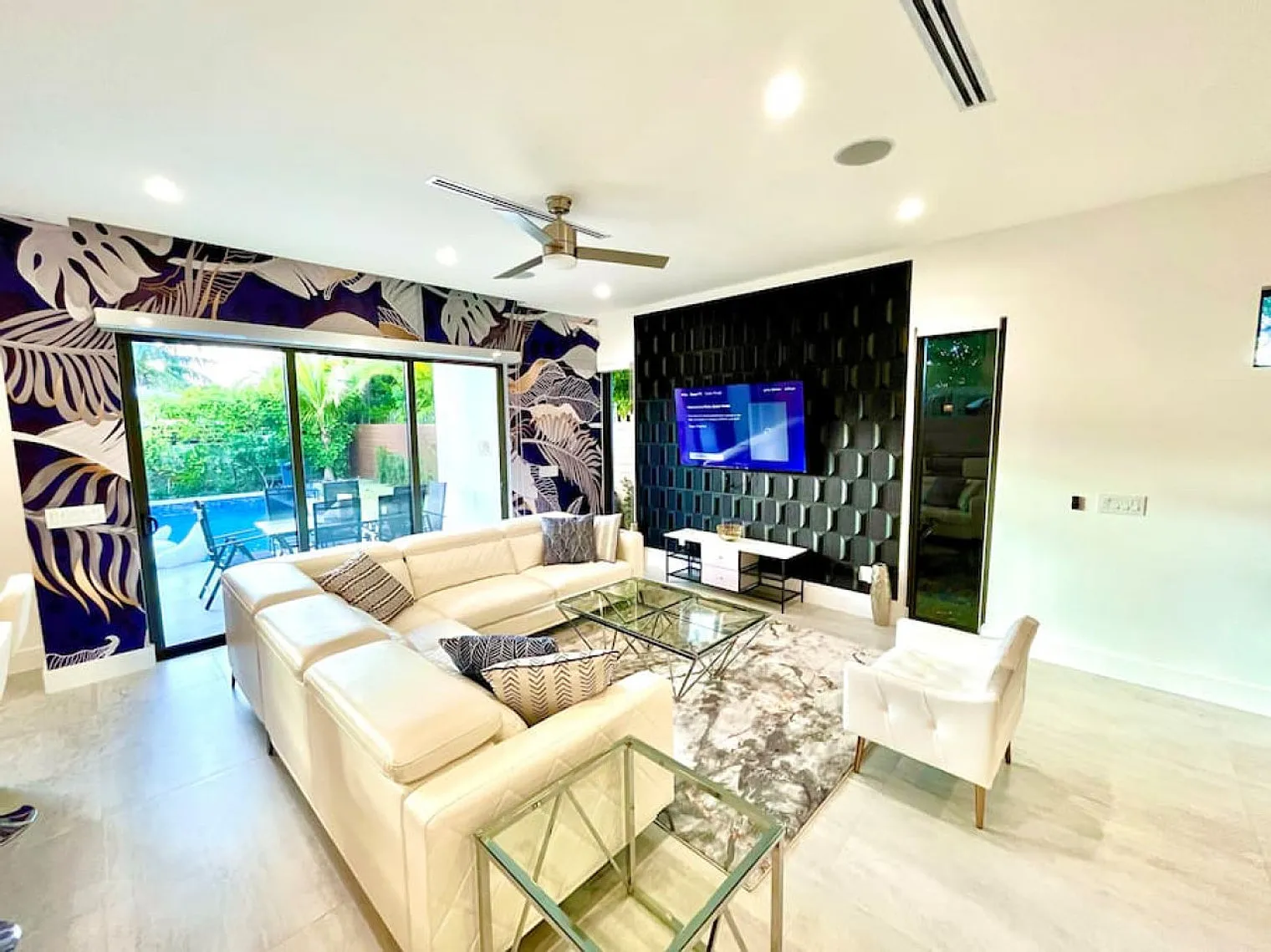 3 bed, 3.0 bath, 2992 sqft, $10,406 — Photo 2
