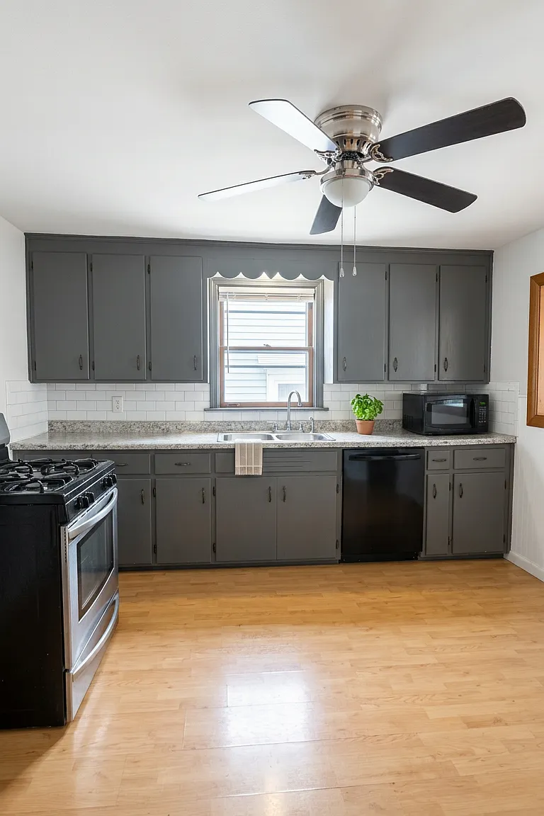 3 bed, 1300 sqft, $2,100 — Photo 3