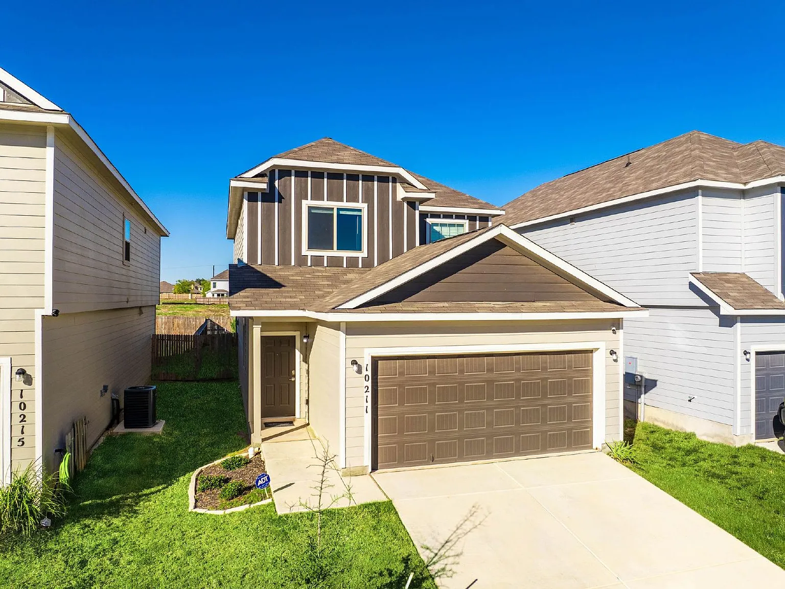 4 bed, 2.5 bath, 1644 sqft, $1,895 — Photo 1