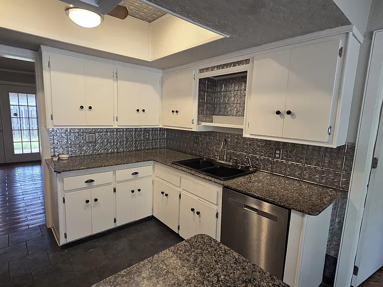 401 Norton Cir — Photo 3