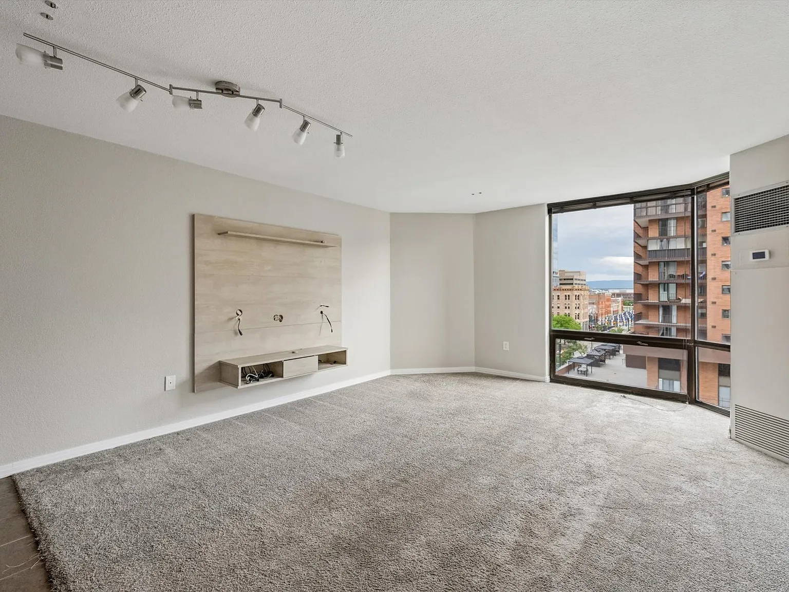 1 bed, 731 sqft, $2,100 — Photo 3