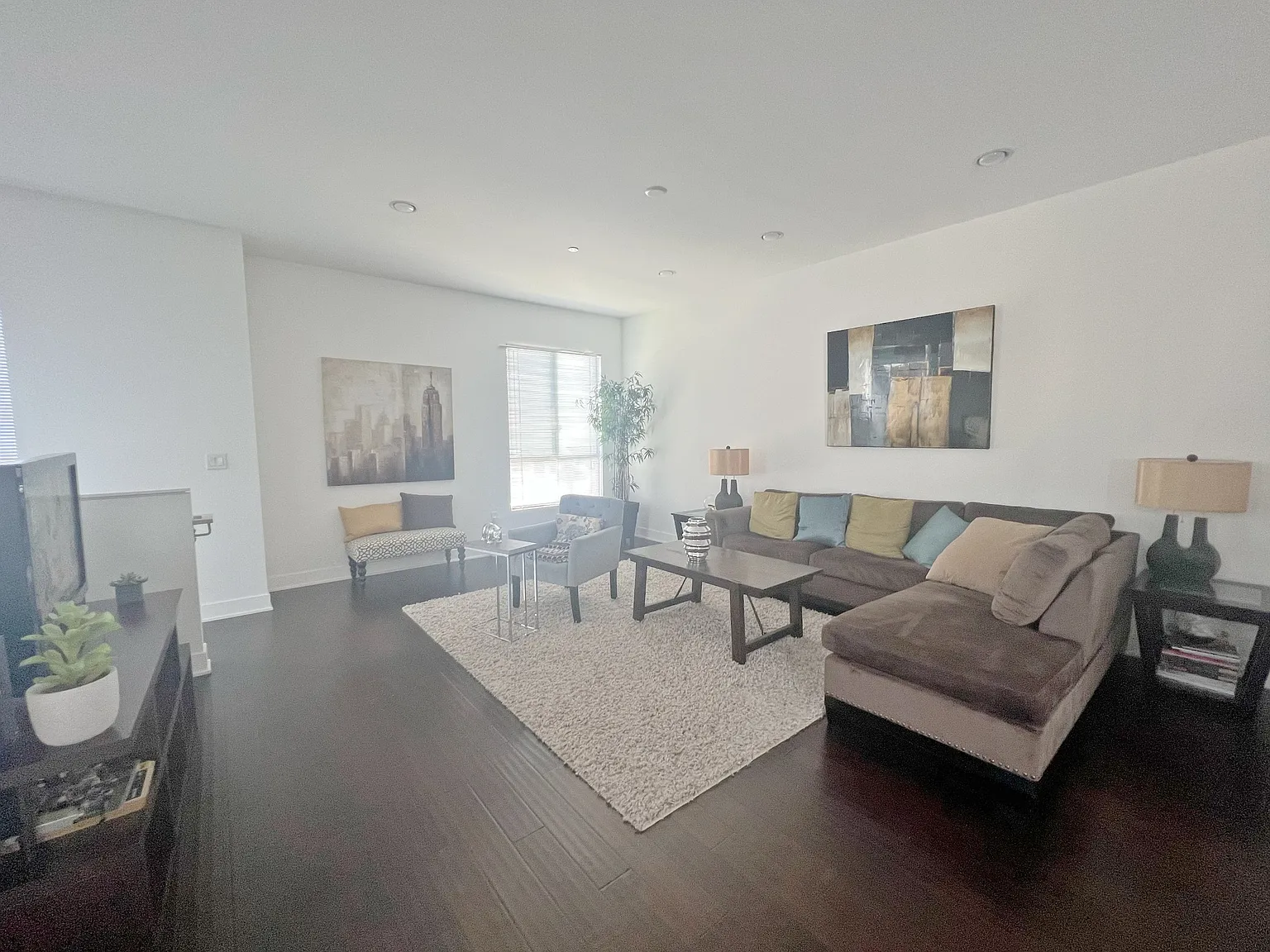 3 bed, 2000 sqft, $6,300 — Photo 1