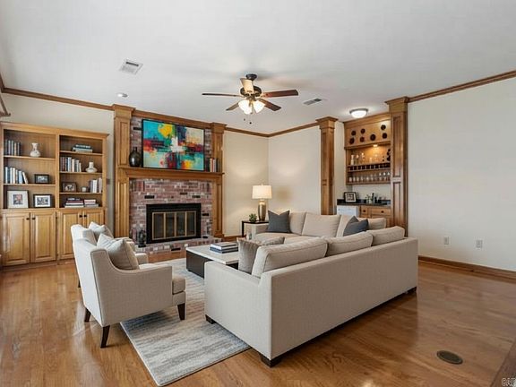 4th image of 8 Edgewater Cv