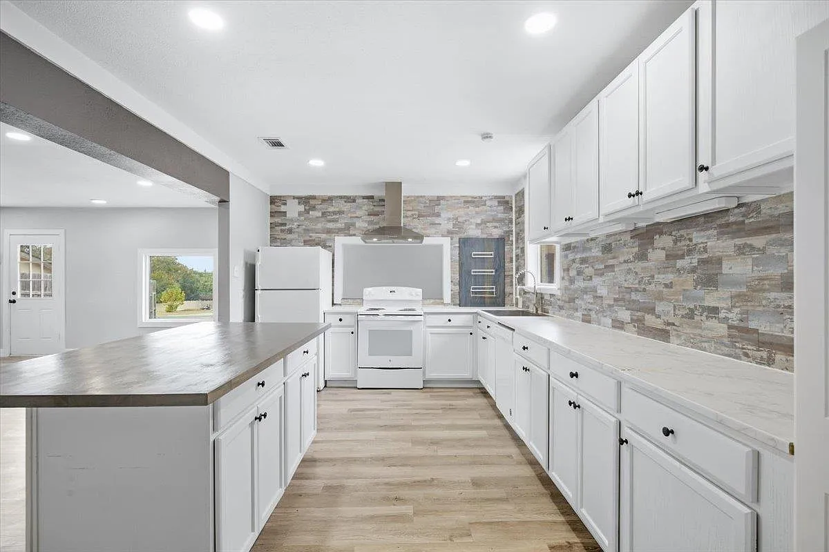 2 bed, 2501 sqft, $1,300 — Photo 4