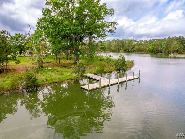 2 Oakland Creek Ln, North, VA 23128