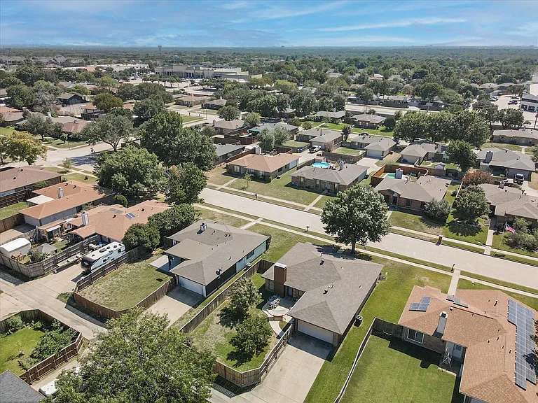 1725 Canterbury Ln — Photo 41