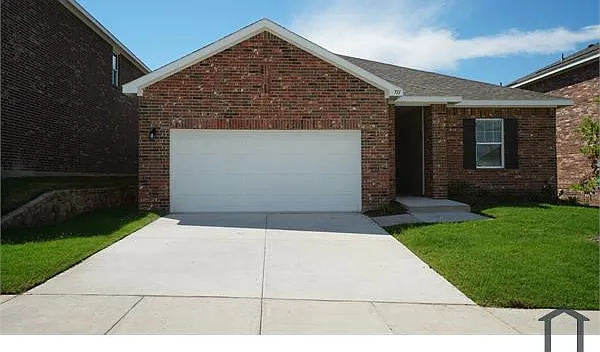 711 Camden Dr — Photo 2