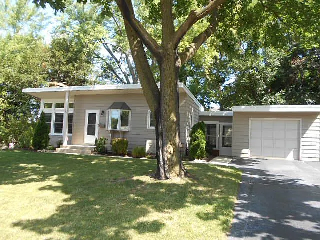 129 Oak St photo 1