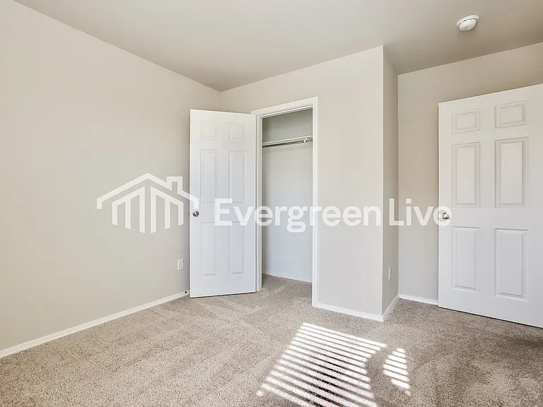 1067 Huntington Dr — Photo 4