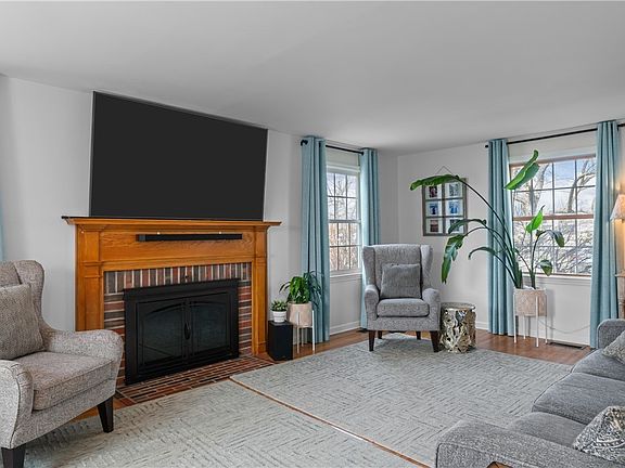 3rd image of 215 Millwood Dr