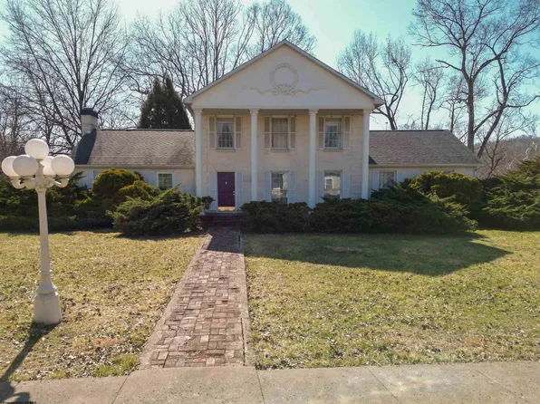 4 Oak Ln, Bridgeport, WV 26330