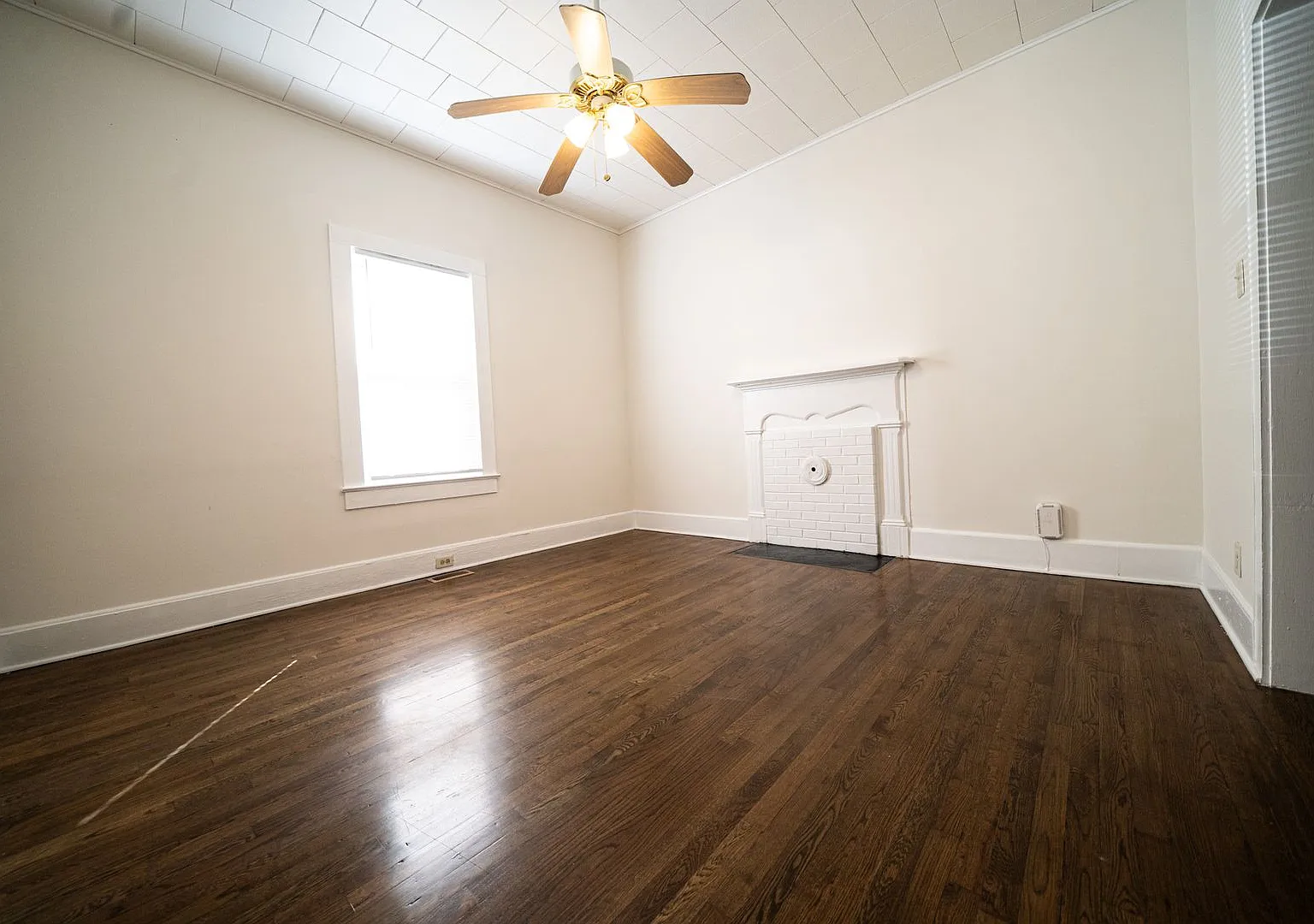 1/2 Mo Off Special 3 Bed, 2 Bath -Fenced Back Yard -5 Min To Dowtown Concord — Photo 4