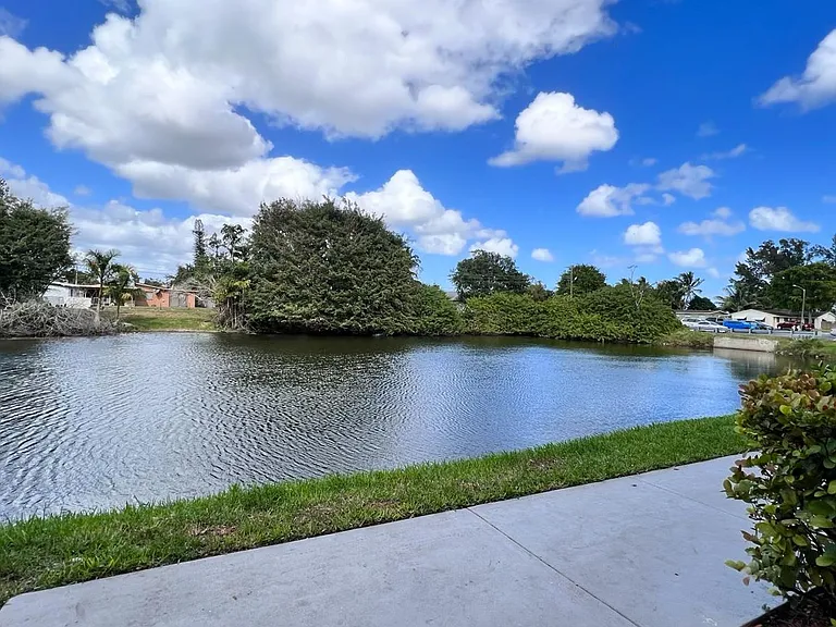 Lakeview Apartments - 5911 SW 41 St — Photo 4