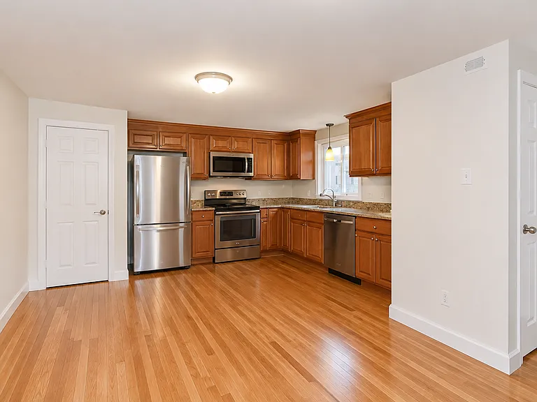 25 Oak St #C — Photo 4