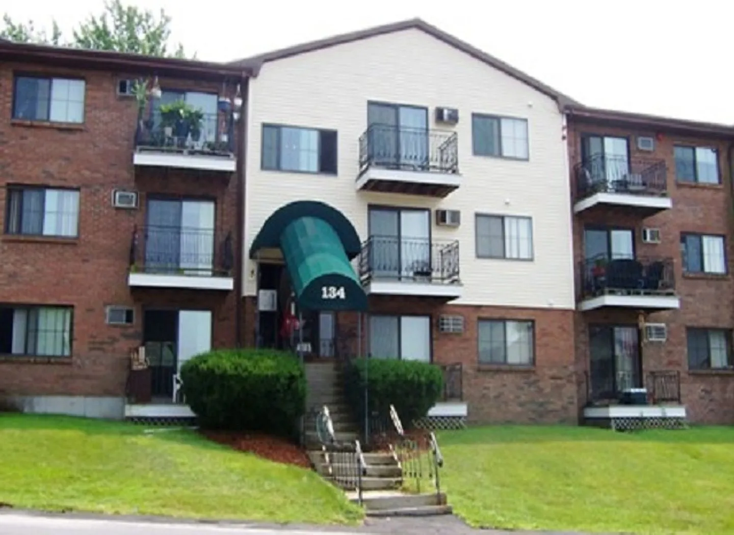 Bright 2BR Condo with Balcony, Pool & Heat Included Prime Commuter Location — Photo 1