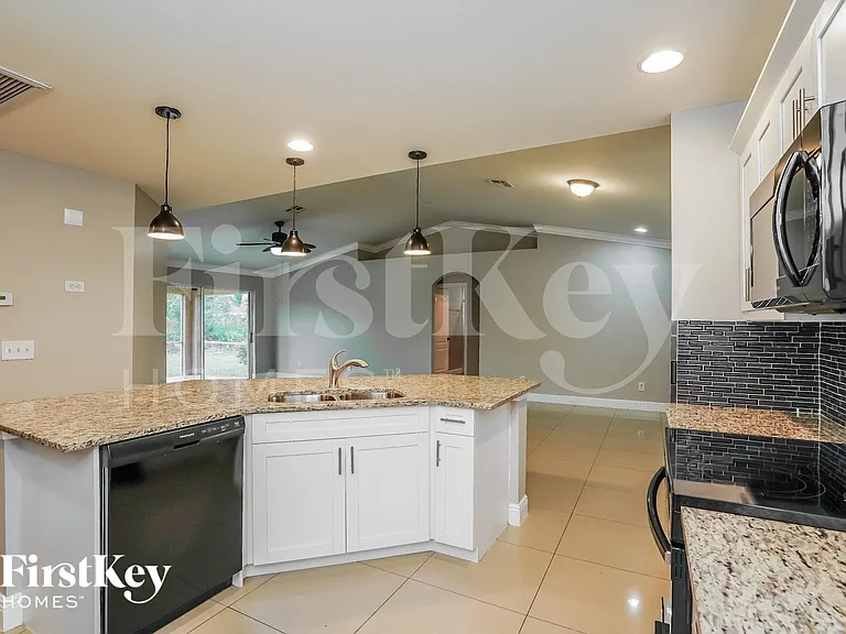 2503 33rd St SW — Photo 7