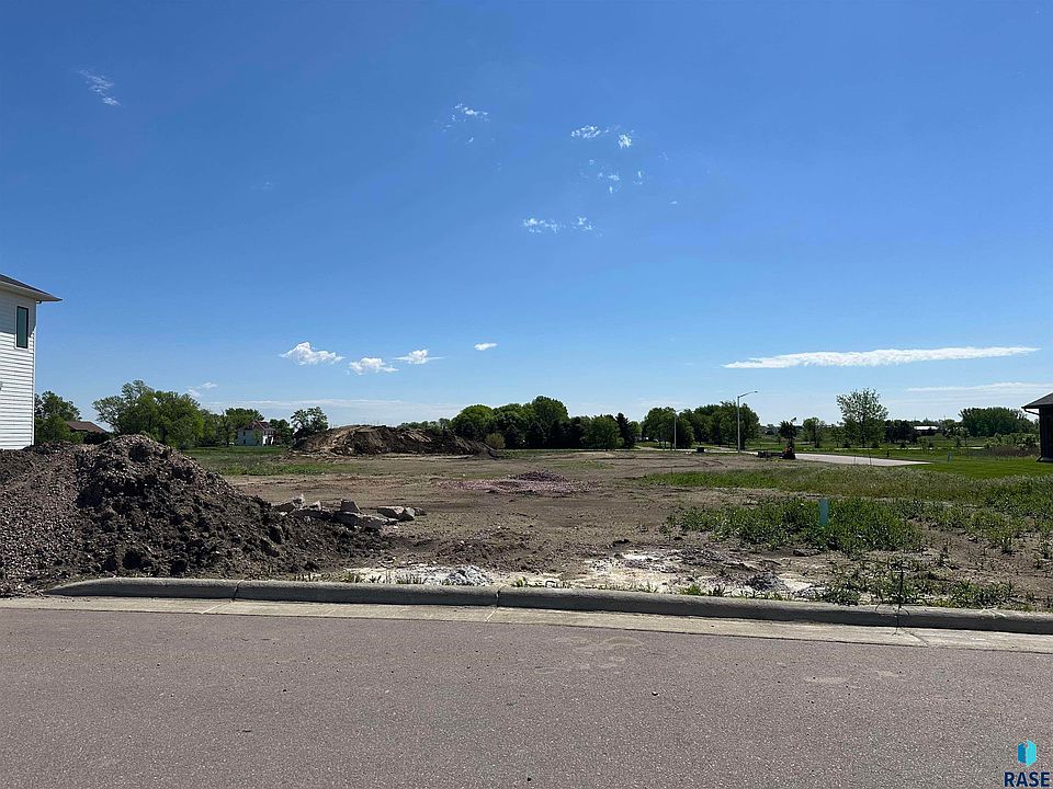 2nd image of 2410 N Reichelt Circle Cir