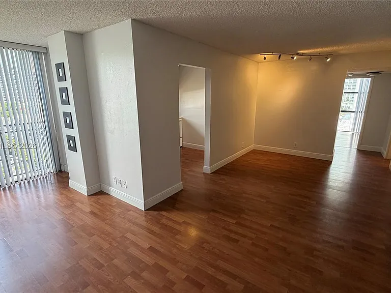 17021 N Bay Rd #914 — Photo 2