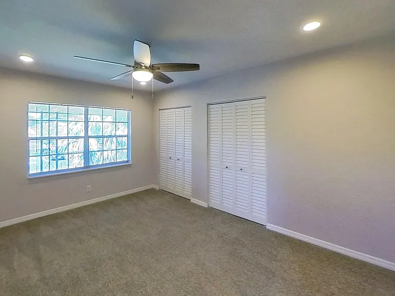 Bay Colony Apartments — Photo 12
