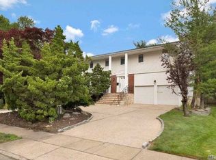 1 Coachman Dr, Roslyn, NY 11576