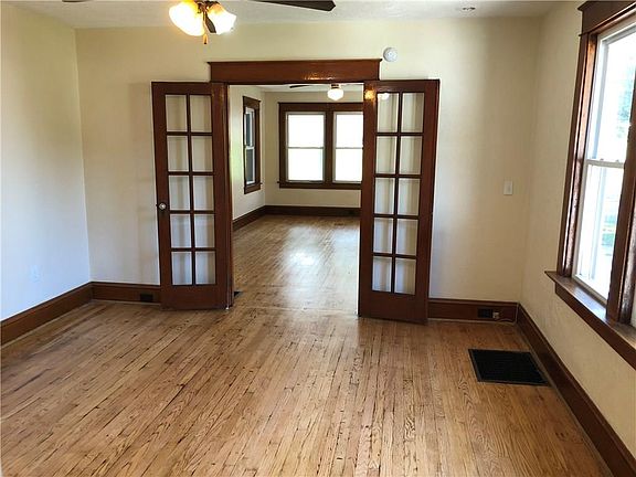 3rd image of 246 E 35th St