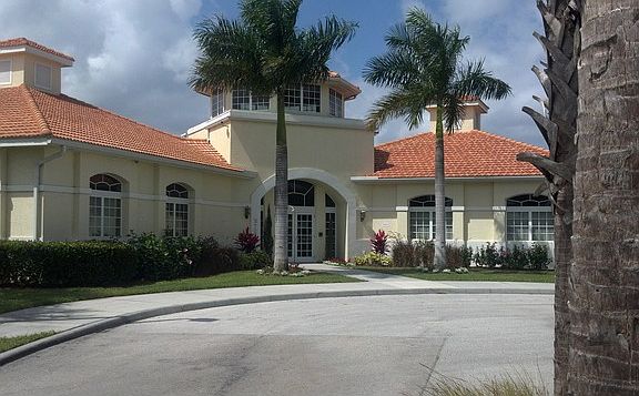 Home For Sale In Valencia Lakes