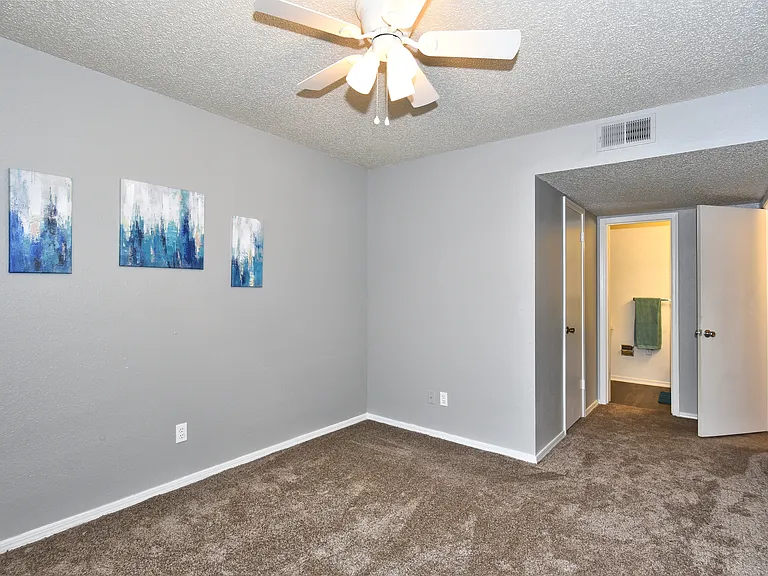 Shady Hollow Apartments — Photo 25