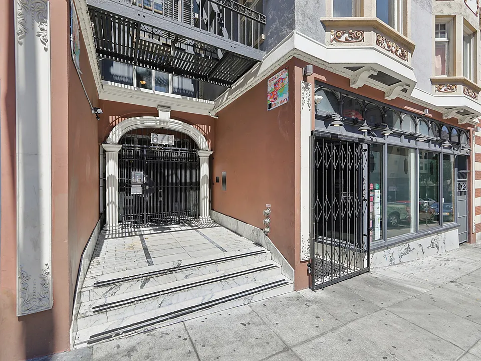 Main entrance door of the apartment building at 676 Geary St, San Francisco, CA 94102, United States