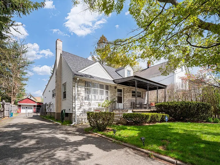 16 W Maltbie Ave — Photo 2