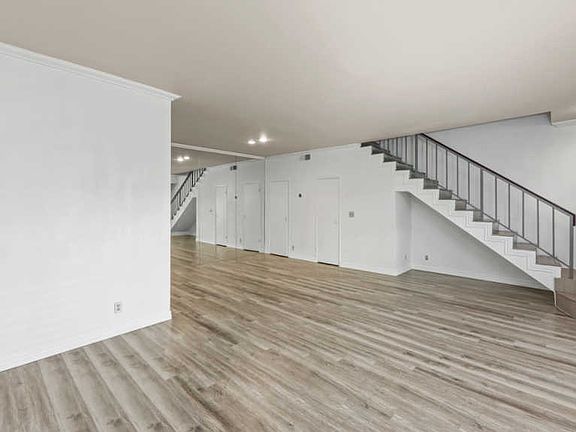 3rd image of 5139 Balboa Blvd Unit 10