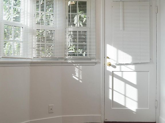 4th image of 2305 1/2 Oakwood Ave