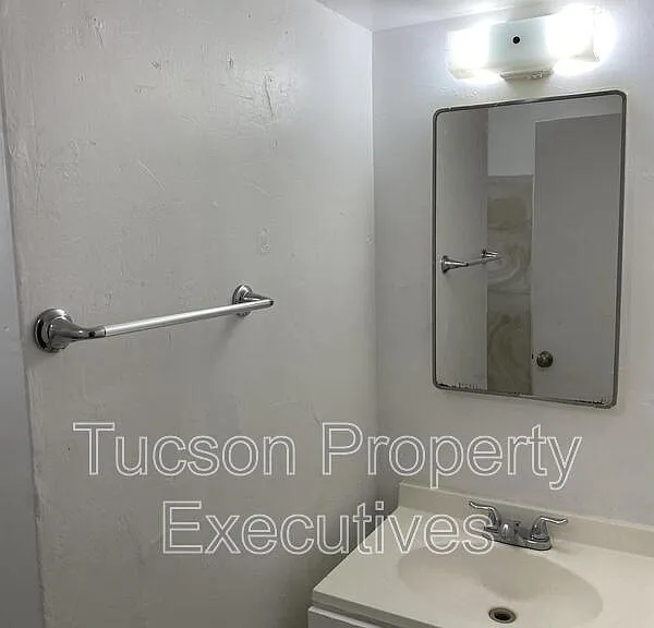 1646 N Beverly Ave — Photo 7